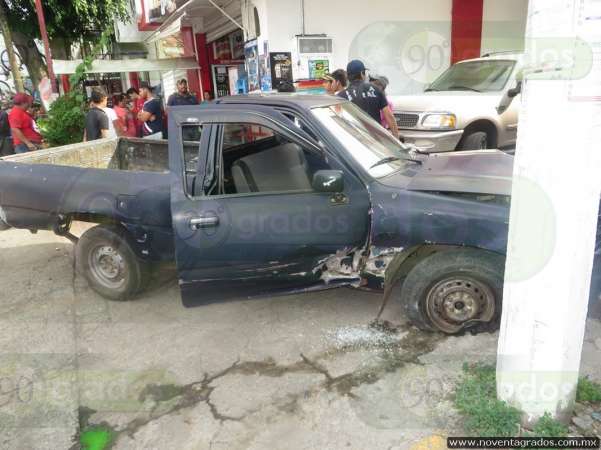 Choque de vehículo contra poste en Peribán, Michoacán, deja una mujer herida - Foto 3 