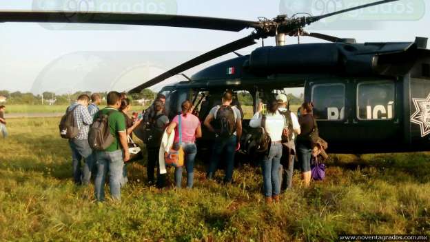 En helicópteros de la Policía Federal maestros son llevados a Morelia para la evaluación - Foto 0 