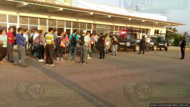 En helicópteros de la Policía Federal maestros son llevados a Morelia para la evaluación - Foto 1 