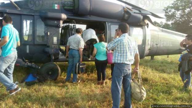 En helicópteros de la Policía Federal maestros son llevados a Morelia para la evaluación - Foto 2 