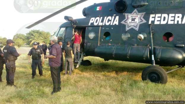 En helicópteros de la Policía Federal maestros son llevados a Morelia para la evaluación - Foto 3 