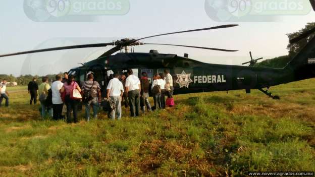 En helicópteros de la Policía Federal maestros son llevados a Morelia para la evaluación - Foto 4 