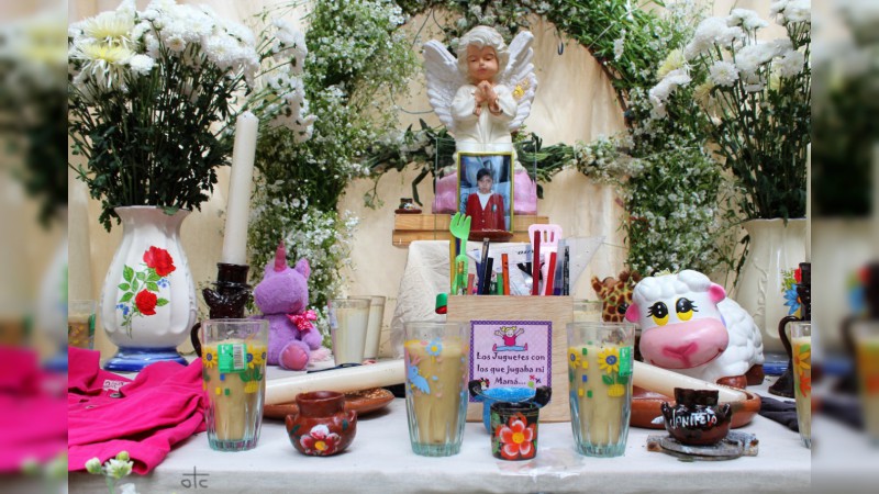 Altar-ofrenda níveo para Naomi en la bibliotequita del bosque de Morelia  - Foto 0 