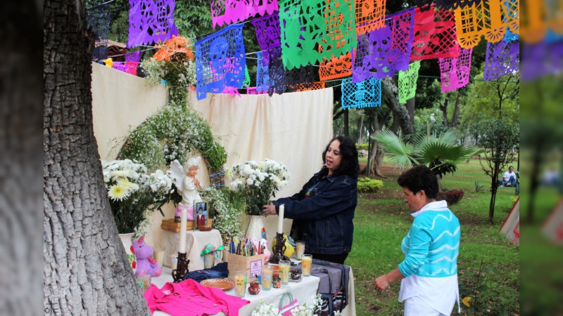 Altar-ofrenda níveo para Naomi en la bibliotequita del bosque de Morelia  - Foto 1 