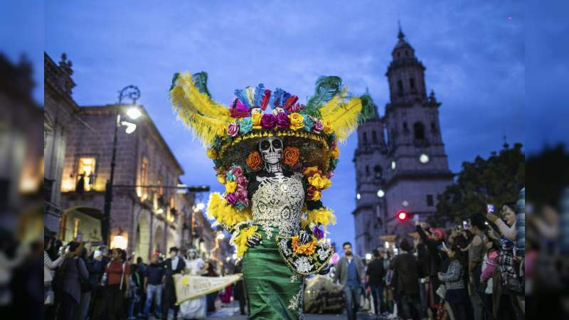 Mil 500 catrinas desfilaron por el Centro Histórico de Morelia - Foto 0 