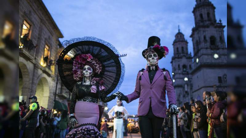 Mil 500 catrinas desfilaron por el Centro Histórico de Morelia - Foto 2 