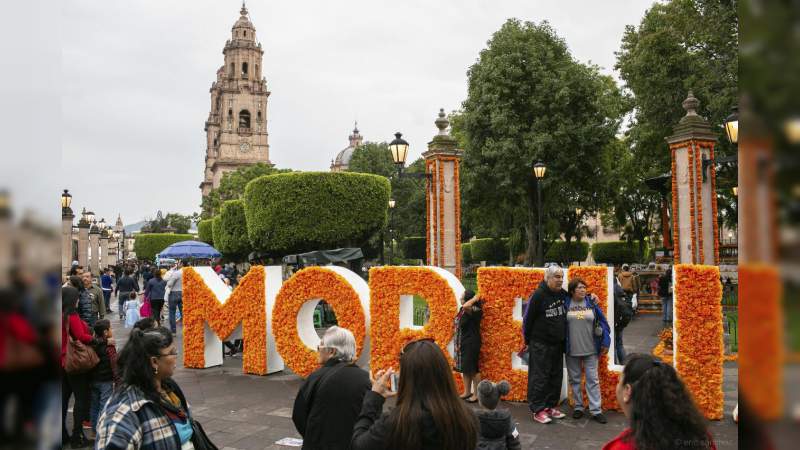 Más de 150 mil personas disfrutaron del reencuentro con las ánimas en la Noche de Muertos en Morelia  - Foto 0 