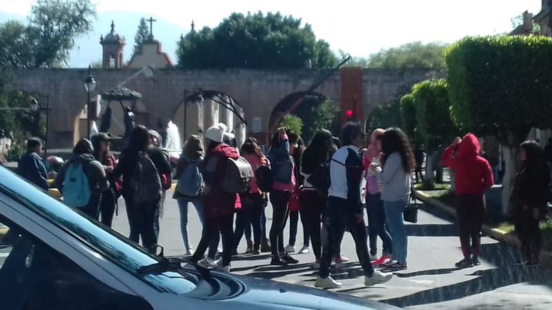 Normalistas continúan con el bloqueo de la avenida Madero 