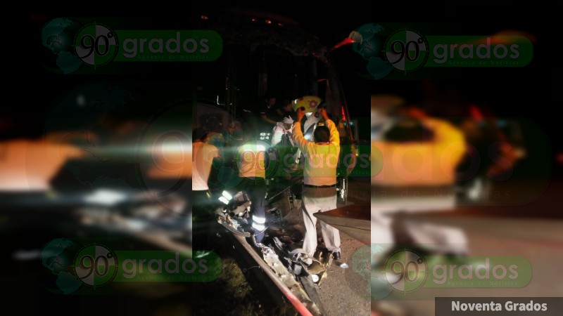 Chocan autobús y camión en la Autopista Siglo XXI; seis heridos y un muerto - Foto 1 