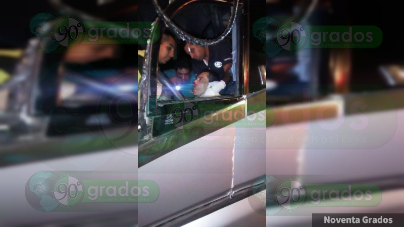 Chocan autobús y camión en la Autopista Siglo XXI; seis heridos y un muerto - Foto 2 