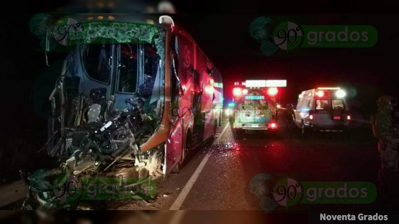 Chocan autobús y camión en la Autopista Siglo XXI; seis heridos y un muerto - Foto 3 