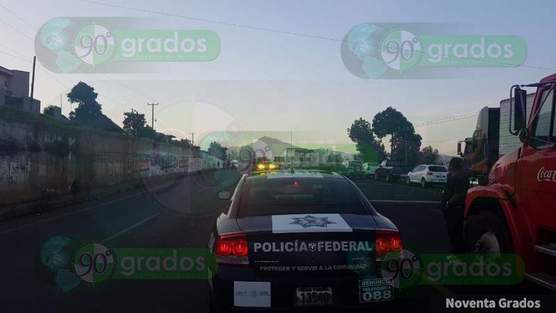 Productores de aguacate bloquean la carretera Patzcuaro - Salvador Escalante 