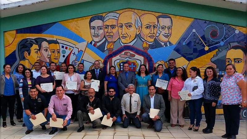 La tutoría es un acto de donación personal hacia el alumno: Jaime Espino Valencia - Foto 0 