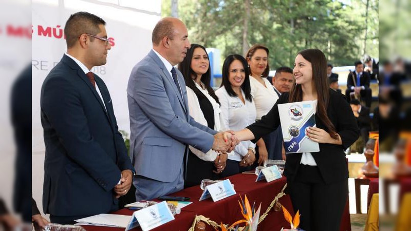 Alberto Frutis reconoce logros académicos de jóvenes del Tecnológico de Pátzcuaro 