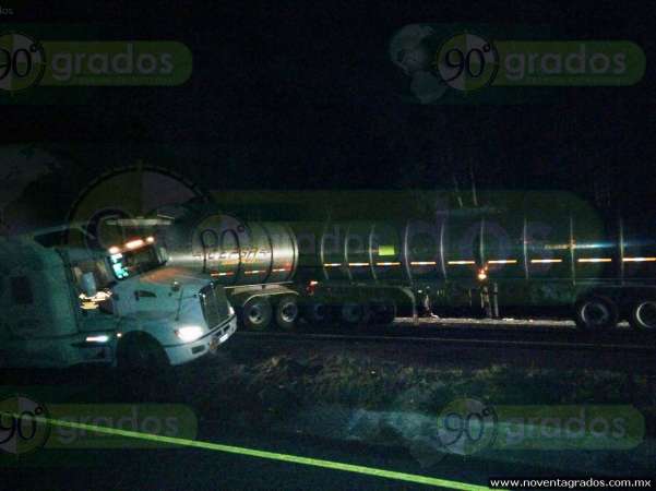 Becerro provoca múltiple accidente vial en carretera de Morelia - Foto 10 