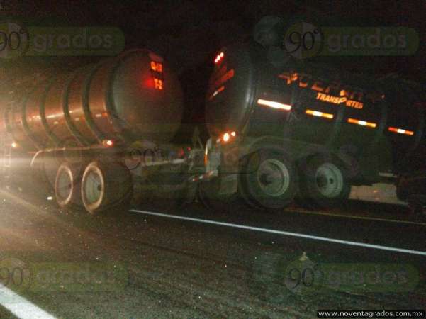 Becerro provoca múltiple accidente vial en carretera de Morelia - Foto 11 