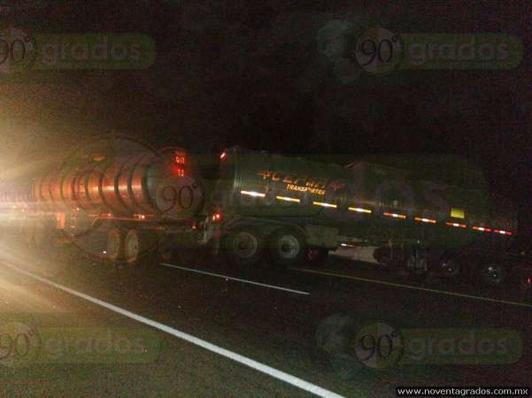 Becerro provoca múltiple accidente vial en carretera de Morelia - Foto 9 
