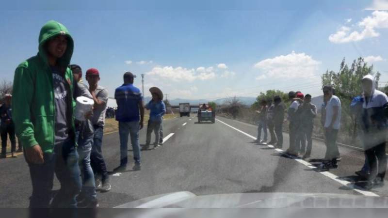 Normalistas bloquean las vías del tren en Tiripetío 