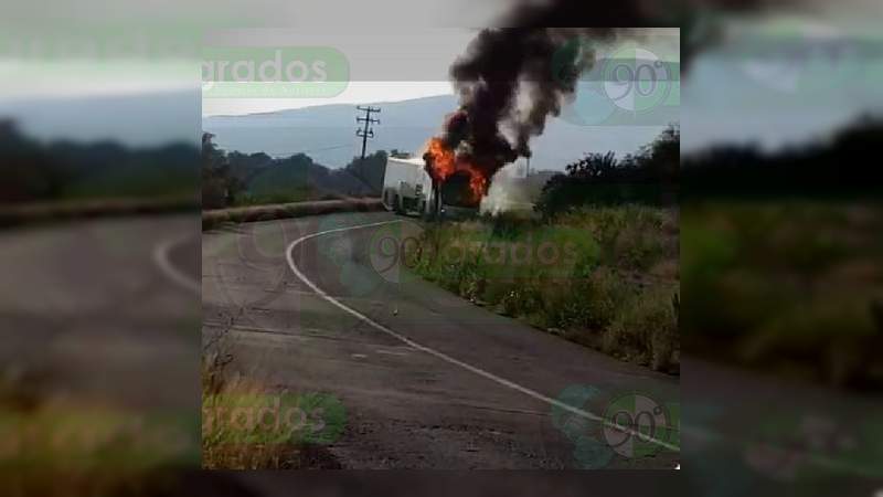 Bloqueos y quemas en Tierra Caliente por presunta captura de líder delincuencial - Foto 1 