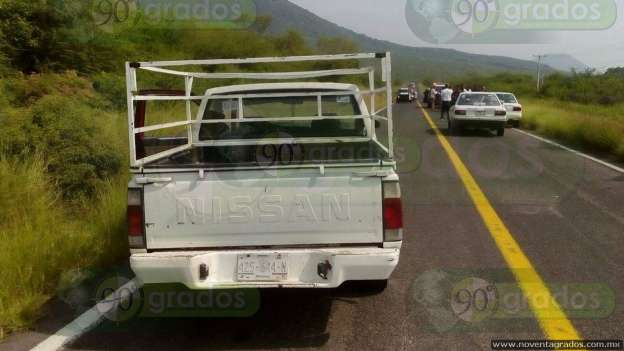 Tras persecución, taxistas recuperan camioneta robada con violencia en Apatzingán, Michoacán - Foto 1 