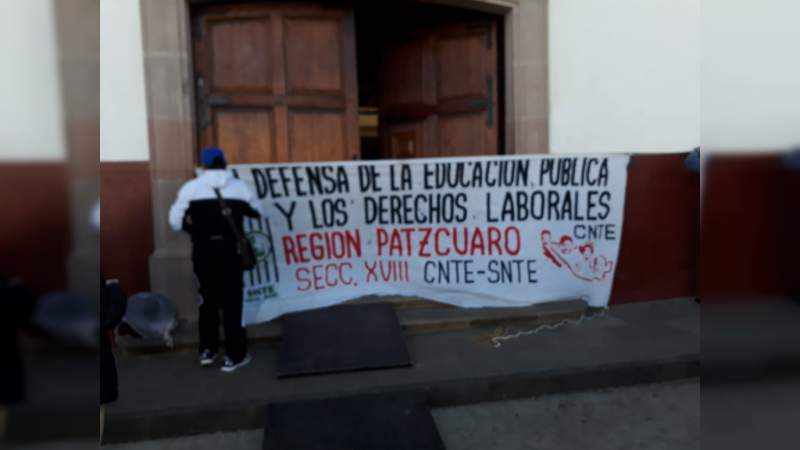 CNTE toma la Unidad Administrativa Municipal de Pátzcuaro 