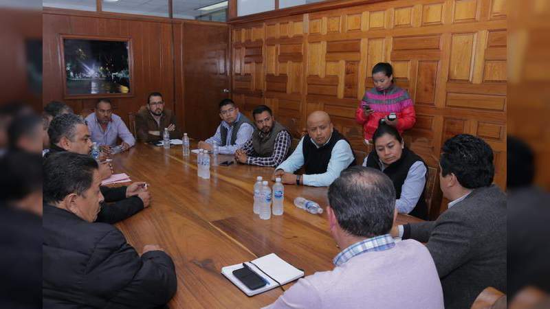 Pactan ayuntamientos, estado y Humberto González Villagómez, sumar esfuerzos para mejorar infraestructura carretera del Distrito de Puruándiro - Foto 0 