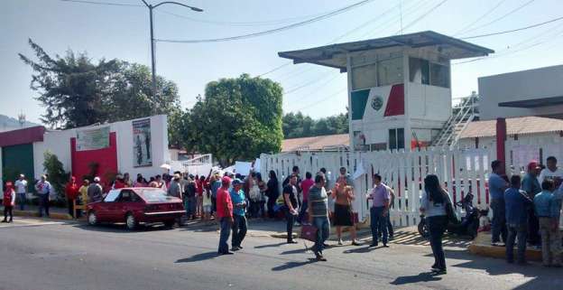 Se manifiestan ciudadanos y normalistas en Uruapan, Michoacán - Foto 0 