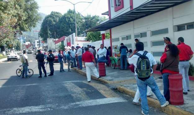 Se manifiestan ciudadanos y normalistas en Uruapan, Michoacán - Foto 1 