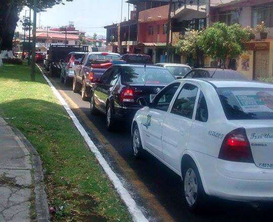 Se manifiestan ciudadanos y normalistas en Uruapan, Michoacán - Foto 2 