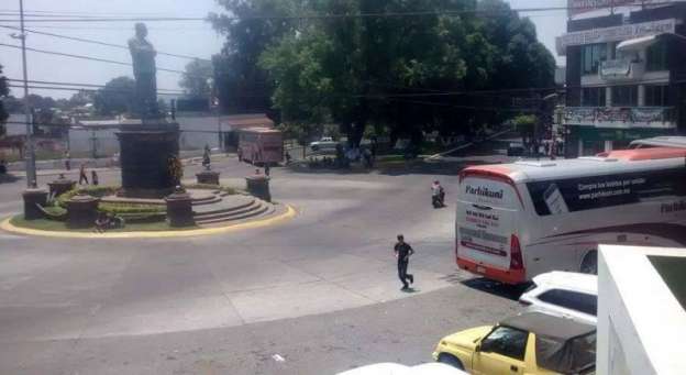Se manifiestan ciudadanos y normalistas en Uruapan, Michoacán - Foto 3 