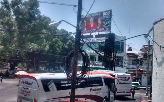 Se manifiestan ciudadanos y normalistas en Uruapan, Michoacán - Foto 4 