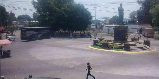 Se manifiestan ciudadanos y normalistas en Uruapan, Michoacán - Foto 5 
