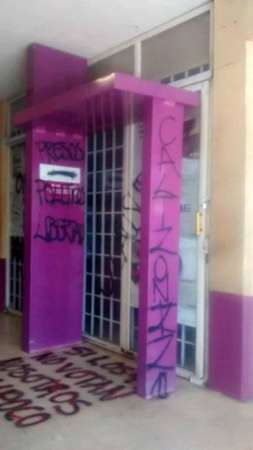 Se manifiestan ciudadanos y normalistas en Uruapan, Michoacán - Foto 6 