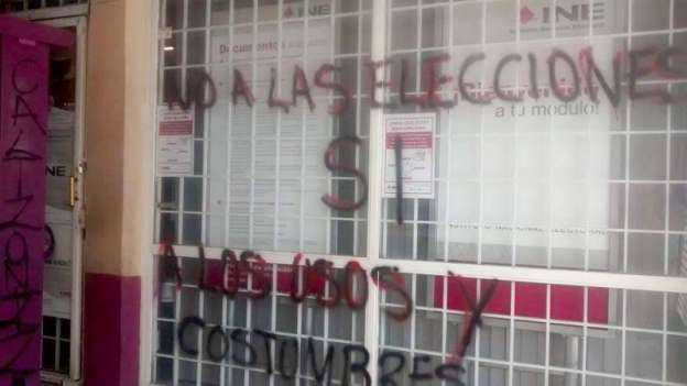 Se manifiestan ciudadanos y normalistas en Uruapan, Michoacán - Foto 7 