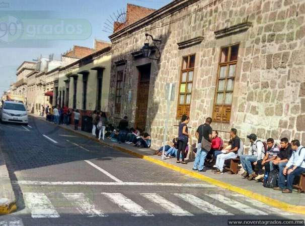 Estudiantes bloquean vialidad frente al Ayuntamiento de Morelia - Foto 1 