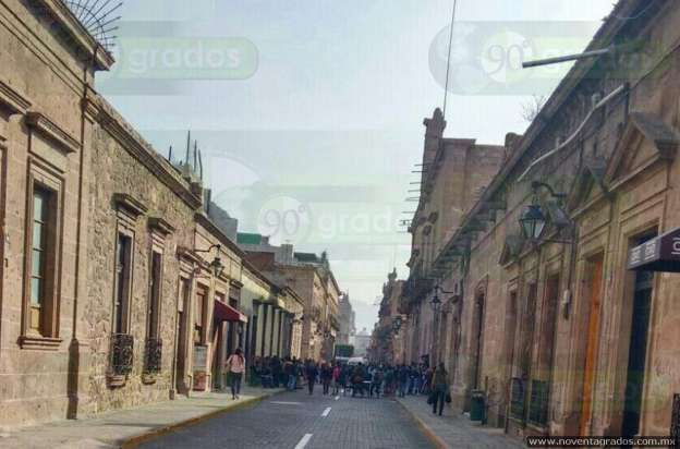 Estudiantes bloquean vialidad frente al Ayuntamiento de Morelia - Foto 2 