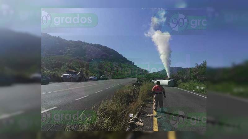 Vuelca pipa con 32 mil litros de oxígeno, en la carretera Zihuatanejo – Lázaro Cárdenas - Foto 1 