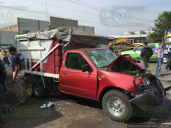 Se estrella camioneta contra camión en Zamora, Michoacán; hay dos heridos - Foto 1 