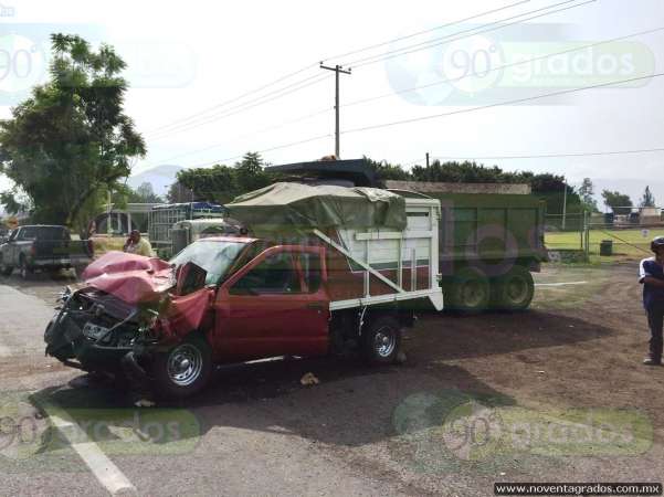 Se estrella camioneta contra camión en Zamora, Michoacán; hay dos heridos - Foto 6 