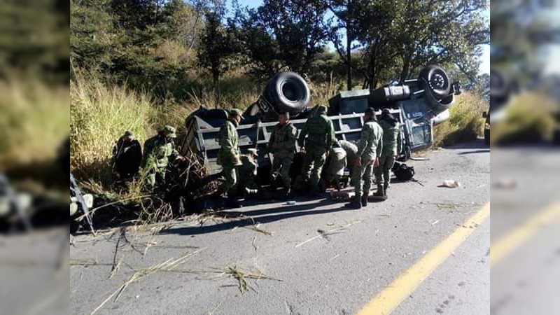 Vuelca camión de personal del Ejército en Jalisco - Foto 1 
