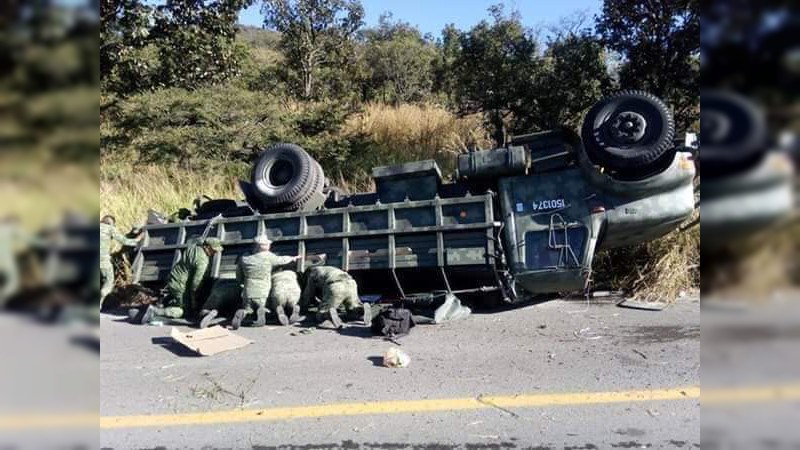 Vuelca camión de personal del Ejército en Jalisco - Foto 2 