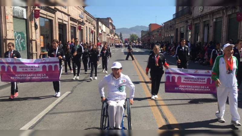 Desfilan en Morelia para conmemorar 108 años de la Revolución Mexicana 