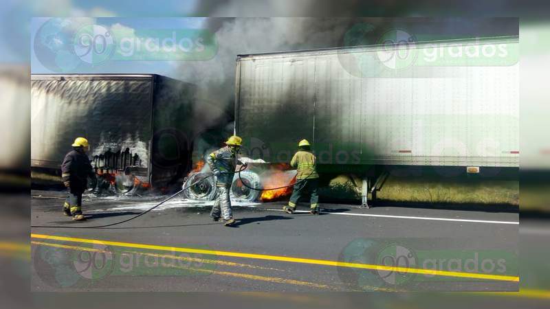 Se incendia tráiler en la Autopista Siglo XXI