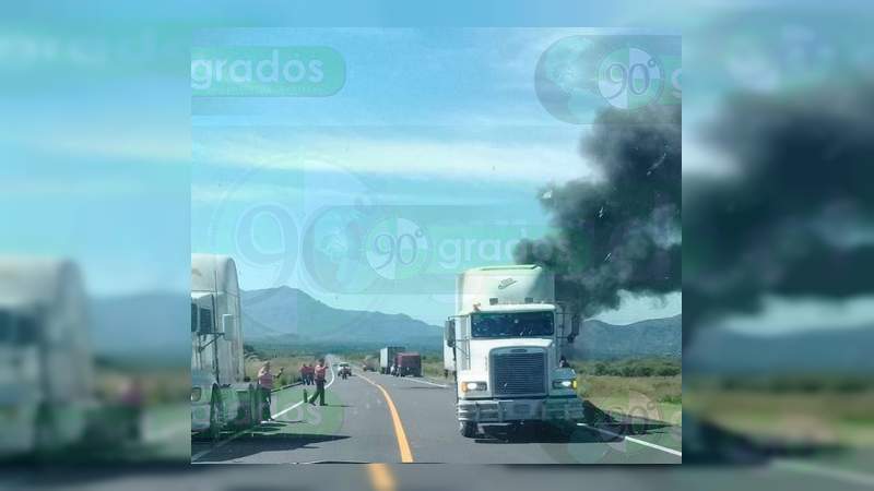 Se incendia tráiler en la Autopista Siglo XXI - Foto 1 