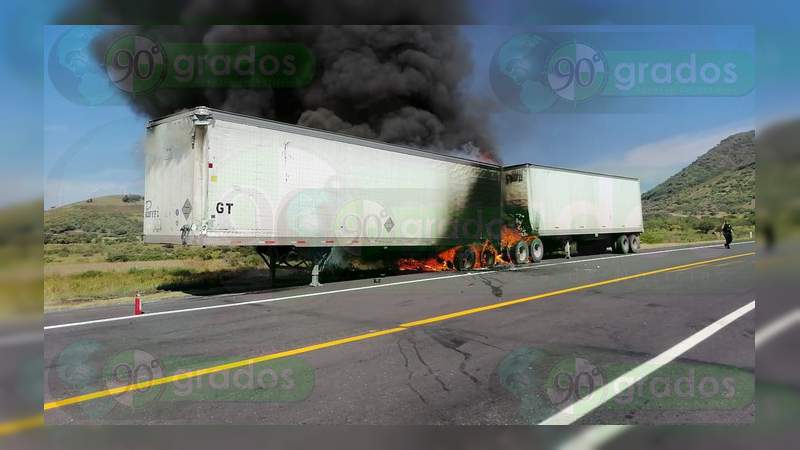 Se incendia tráiler en la Autopista Siglo XXI