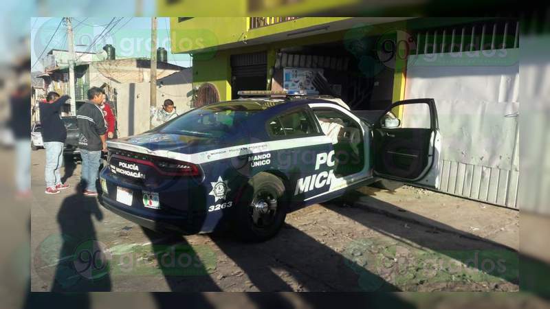 Patrulla de la Policía se estrella contra un vehículo y una vivienda en Zitácuaro - Foto 0 