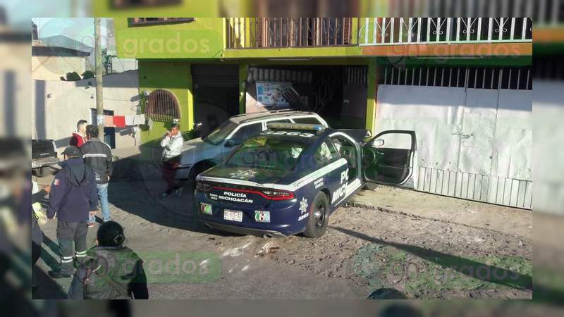 Patrulla de la Policía se estrella contra un vehículo y una vivienda en Zitácuaro - Foto 1 