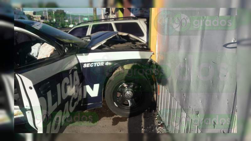 Patrulla de la Policía se estrella contra un vehículo y una vivienda en Zitácuaro - Foto 2 