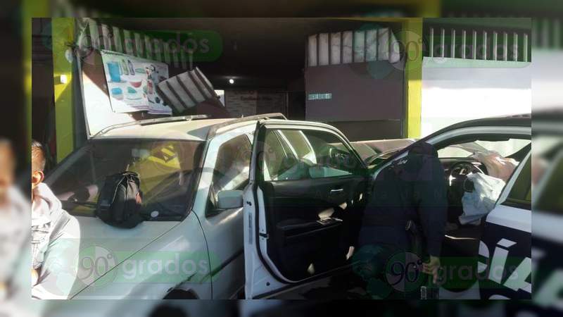 Patrulla de la Policía se estrella contra un vehículo y una vivienda en Zitácuaro - Foto 3 