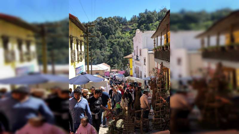 En fin de semana, la afluencia turística más grande del año en la región País de la Monarca  - Foto 0 